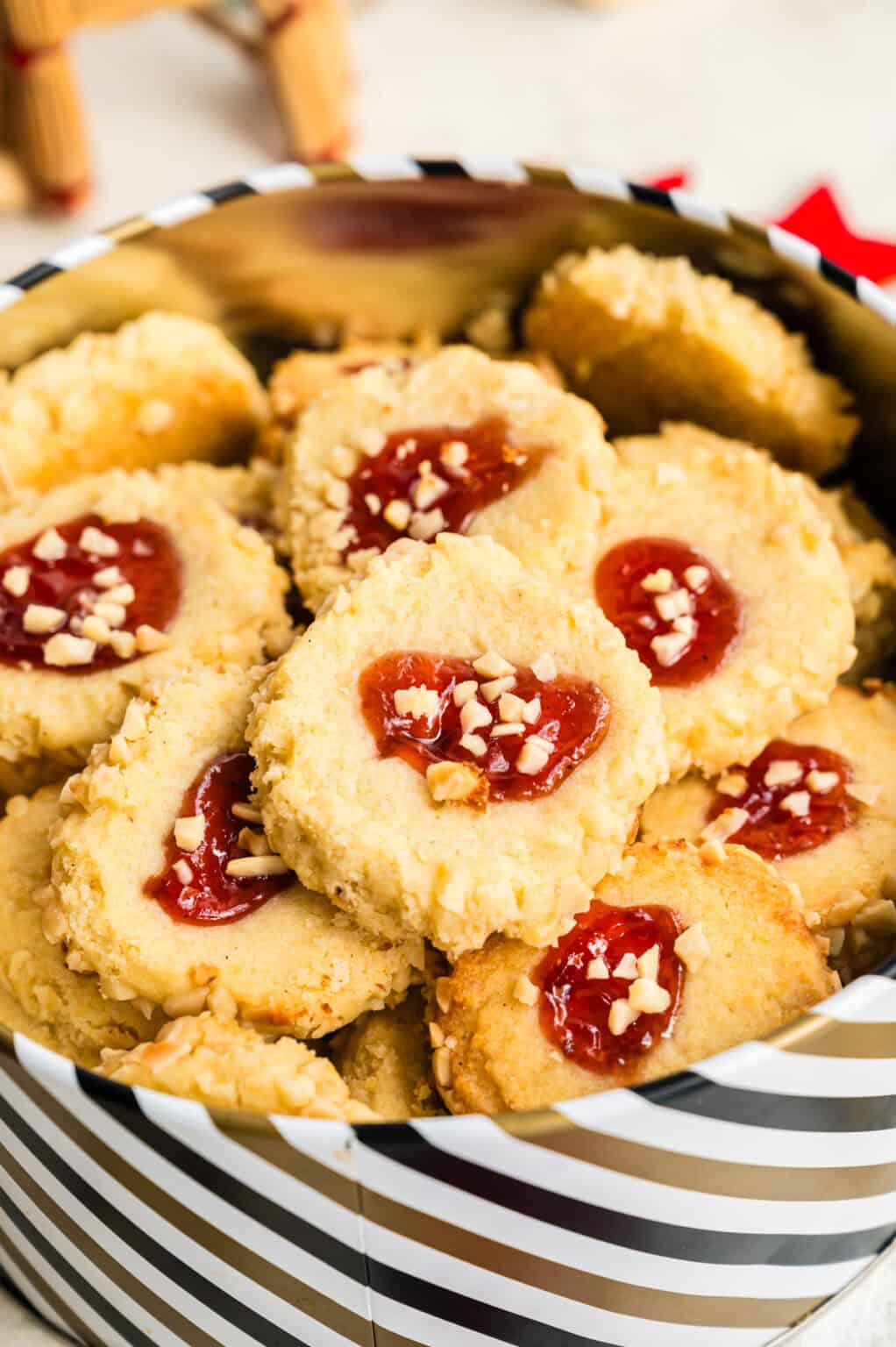 Vegane Mandelplätzchen mit Himbeermarmelade – Zarte Weihnachtsplätzchen ...