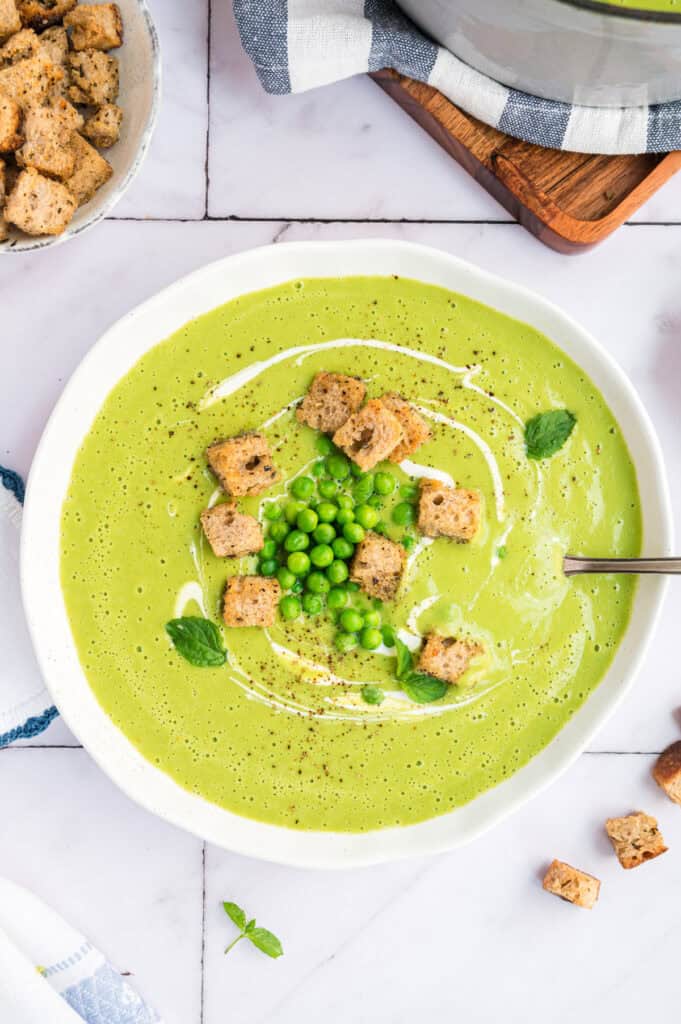 Cremige Erbsensuppe aus gefrorenen Erbsen - vegan - Eine Prise Lecker
