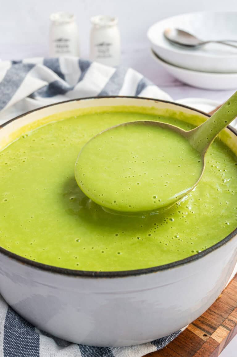 Cremige Erbsensuppe aus gefrorenen Erbsen - vegan - Eine Prise Lecker