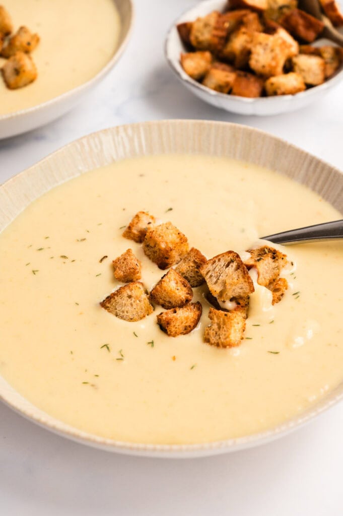 Super cremige vegane Pastinakensuppe mit Kartoffeln - Eine Prise Lecker