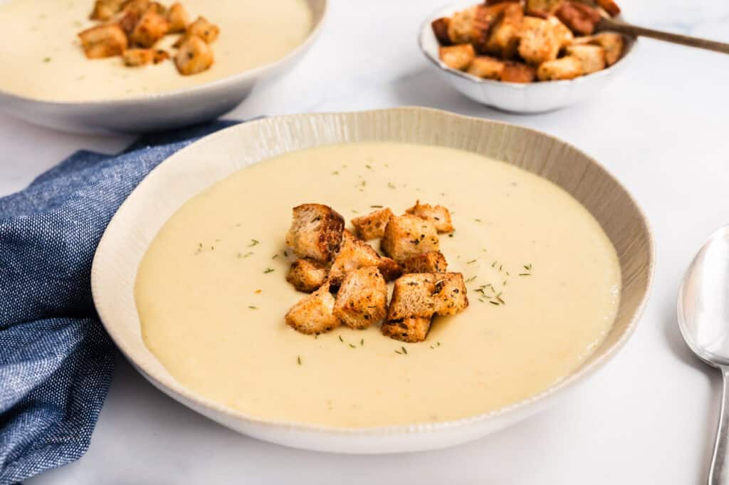 Super cremige vegane Pastinakensuppe mit Kartoffeln - Eine Prise Lecker