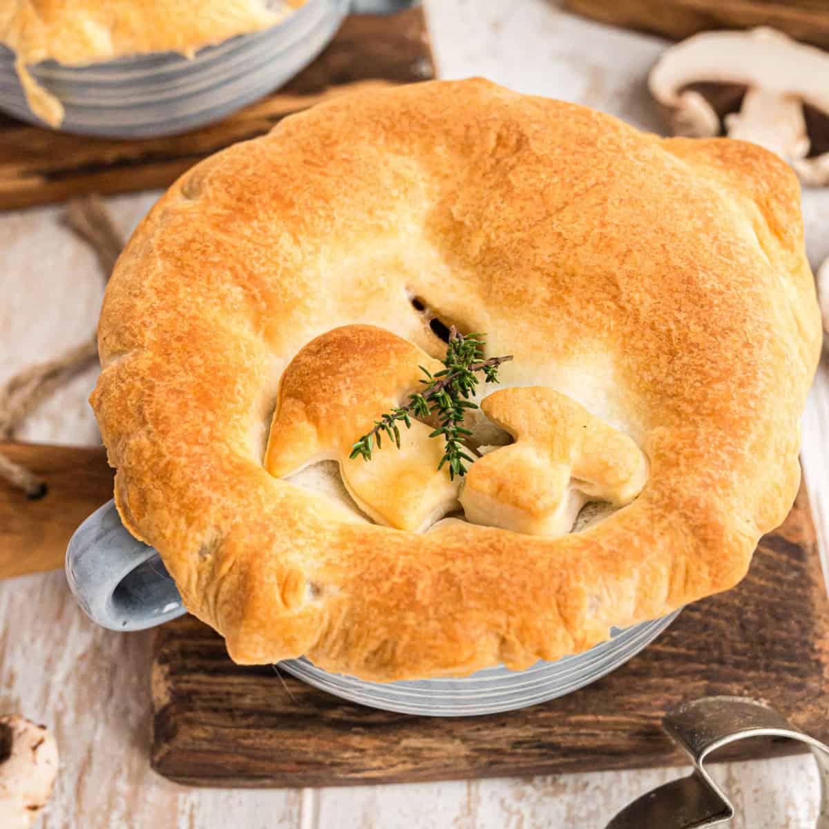 Champignonsuppe in blauer Suppenschale mit Blätterteighaube