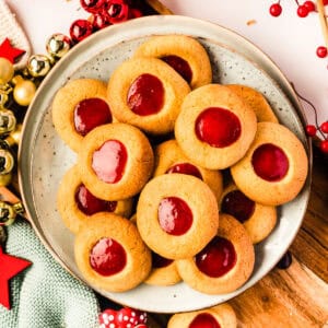 vegane Engelsaugen auf einem hellen Teller mit Weihnachtsdeko drumherum, von oben