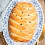 Veganes Wellington auf weißer Servierplatte mit blauem Muster