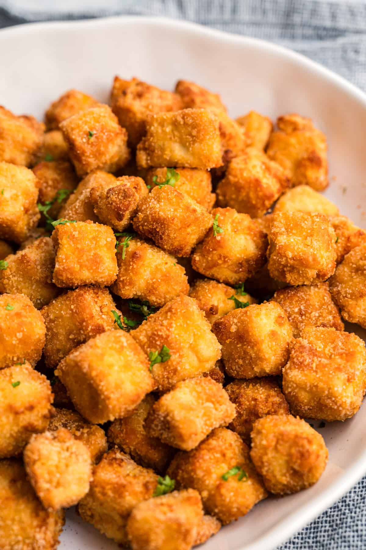 Knuspriger panierter Tofu in weißer Schale, Nahaufnahme