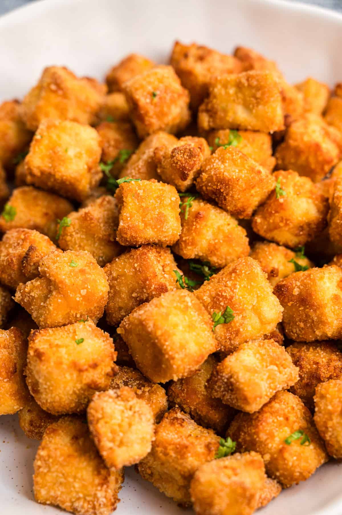 Knuspriger panierter Tofu in weißer Schale, Nahaufnahme