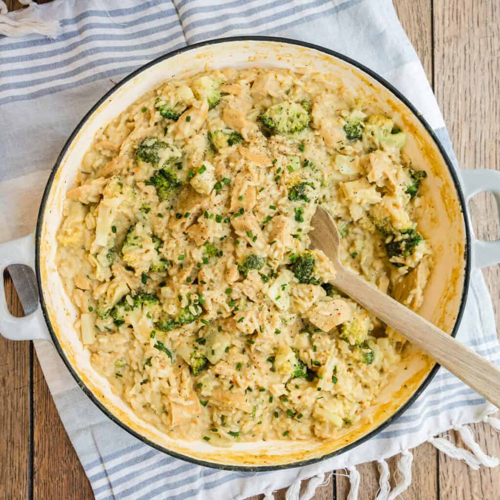 One Pot Reispfanne mit Brokkoli in grauer Pfanne mit Holzlöffel, von oben