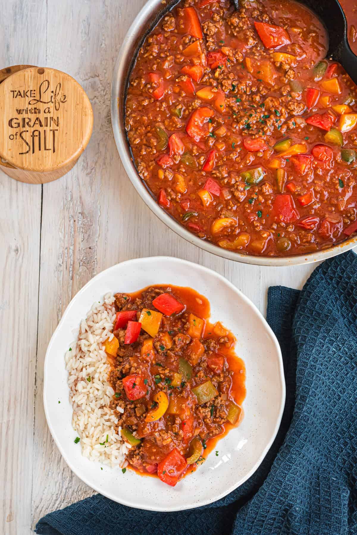 Paprika-Hackpfanne mit Reis in weißer Schale, volle Pfanne daneben, von oben