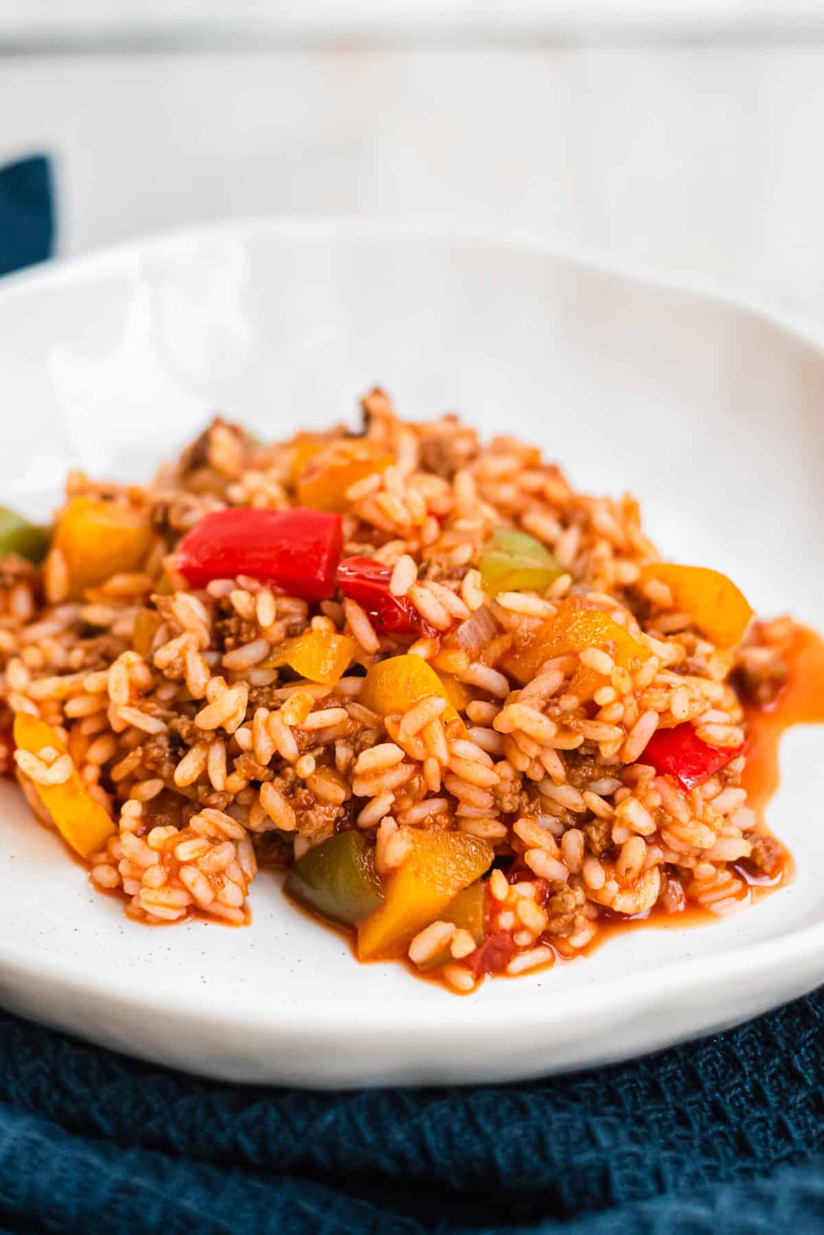 Paprika-Hackpfanne mit Reis vermischt in weißer Schale