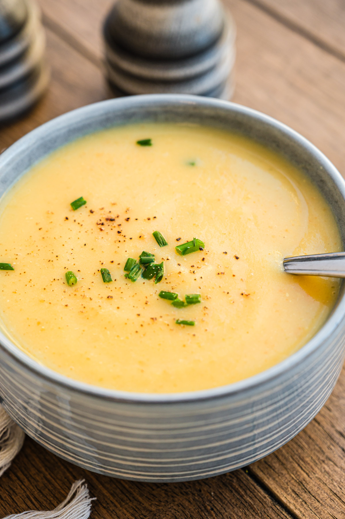 Kartoffelsuppe in blauer Suppenschale mit Schnittlauch bestreut