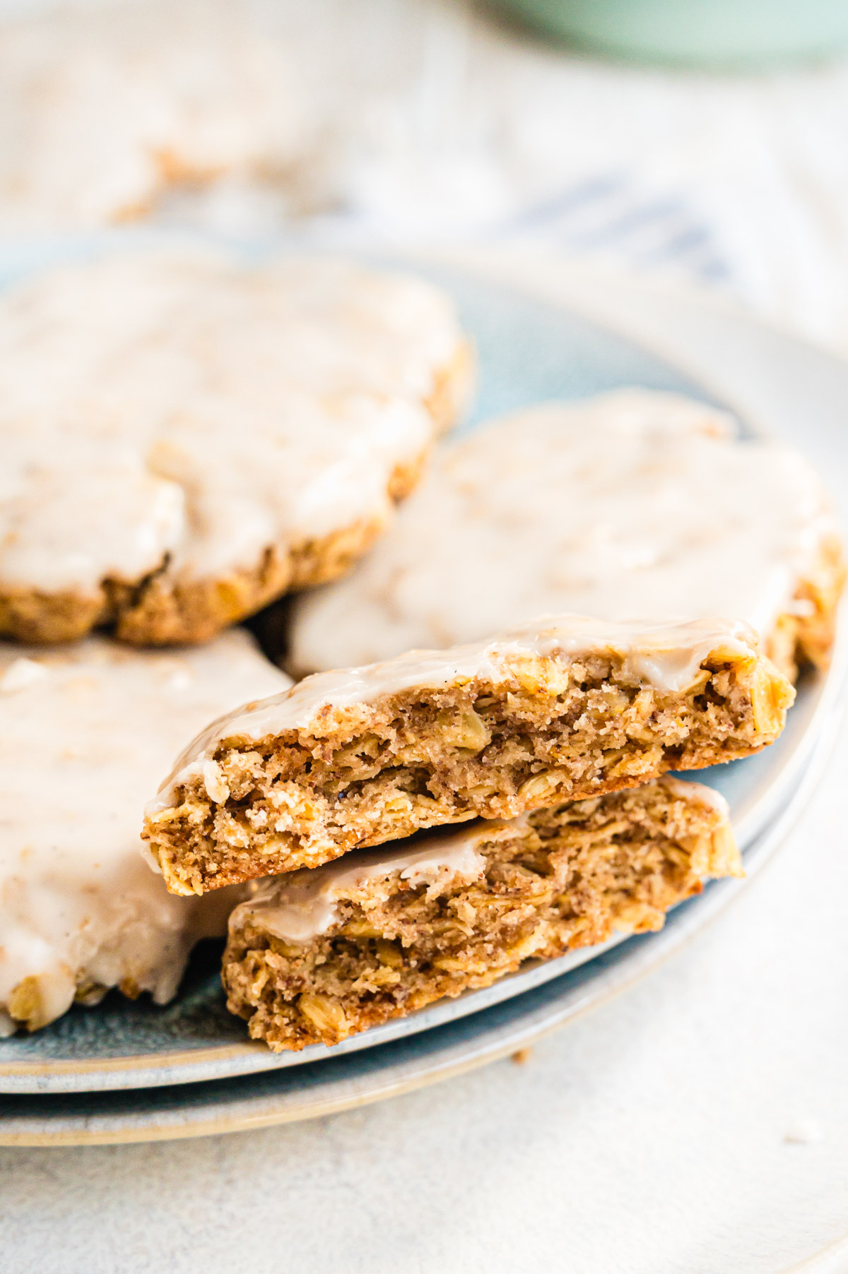 5 Crumble Cookies auf blauem Teller, einer in der Mitte zerbrochen und aufeinander gelegt
