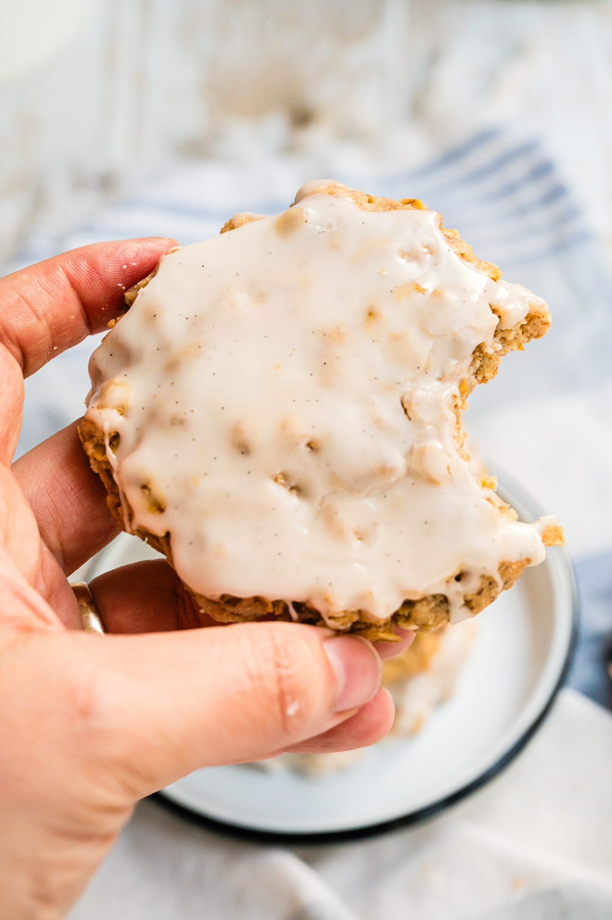 angebissener Crumble Cookie wird von Hand hochgehalten