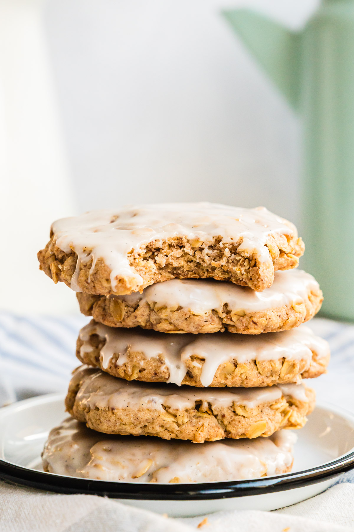 5 Crumble Cookies mit Haferflocken und Zuckerguss aufeinander gestapelt. Der obsterste ist angebissen