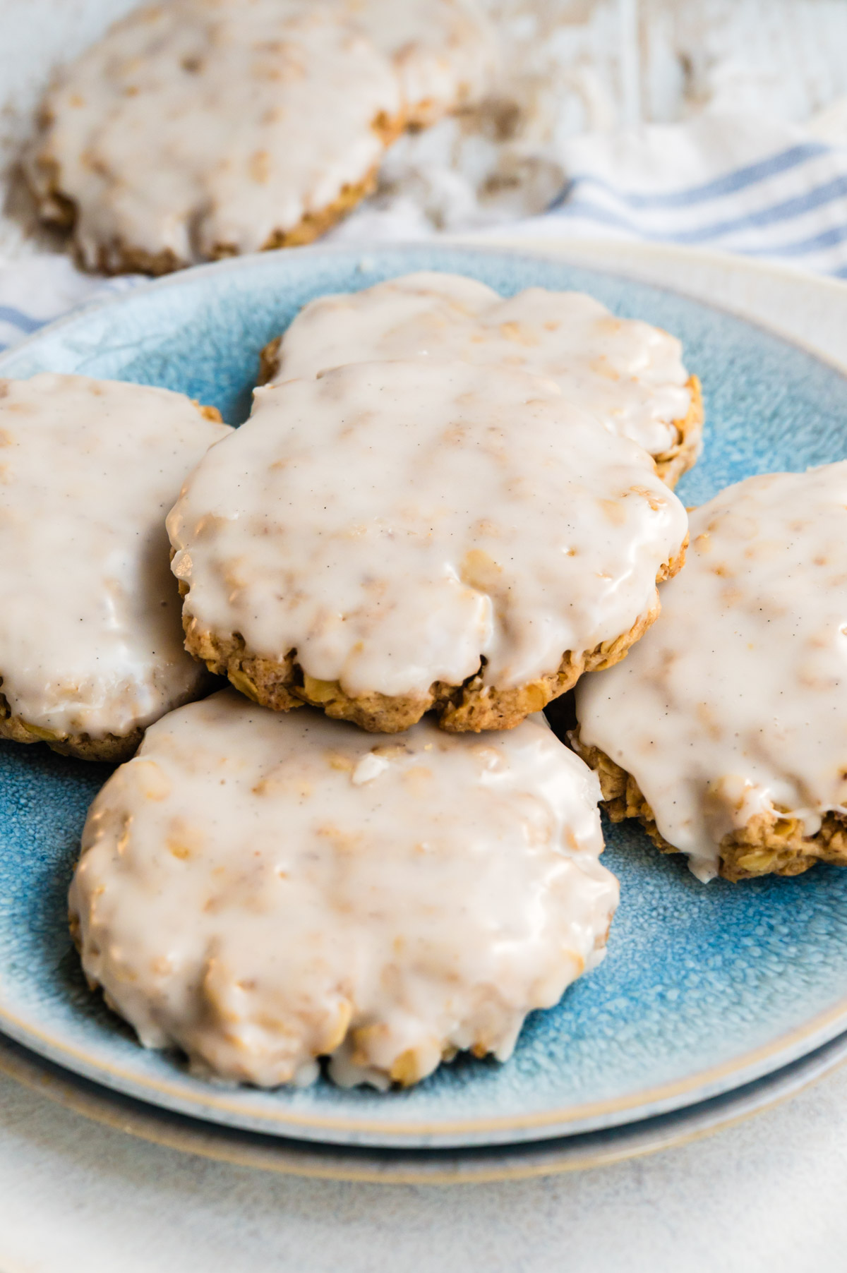 fünf Crumble Cookies mit Zuckerguss auf blauem Teller