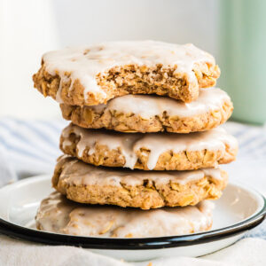 5 Crumble Cookies mit Haferflocken und Zuckerguss aufeinander gestapelt. Der obsterste ist angebissen