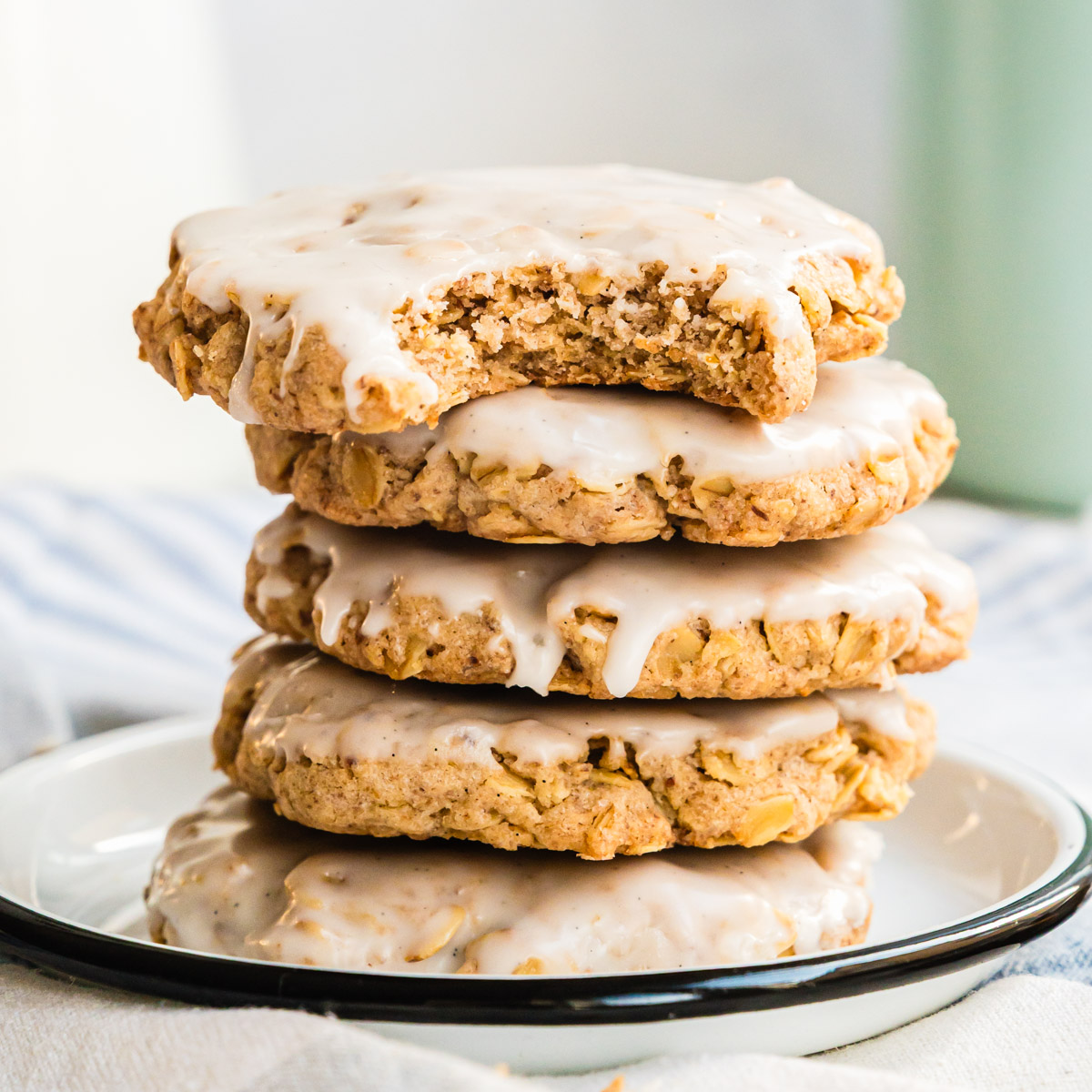 5 Crumble Cookies mit Haferflocken und Zuckerguss aufeinander gestapelt. Der obsterste ist angebissen