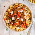 Türkische Pasta in heller Schale, mit Joghurt und Hacksauce, von oben