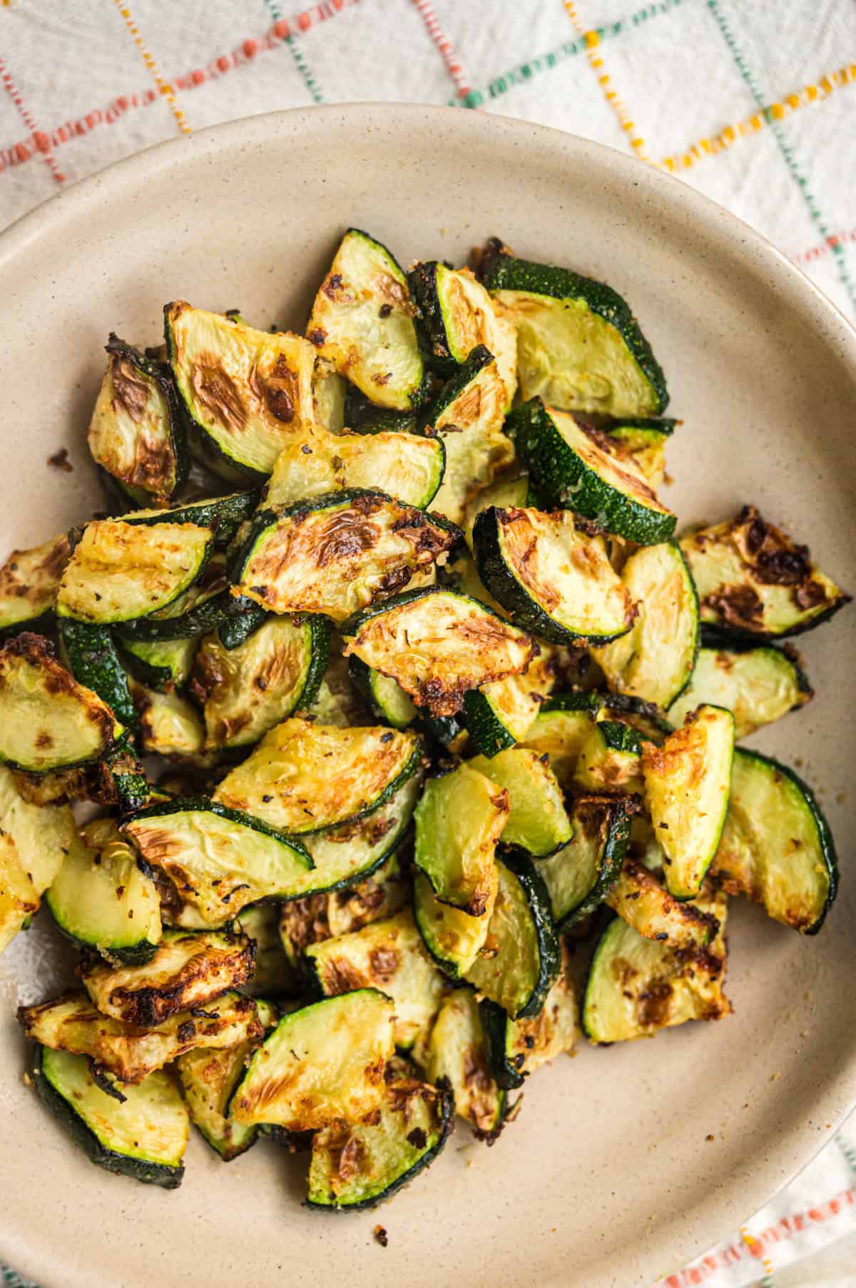 Gebackene Zucchini aus dem Airfryer in heller Schale von oben