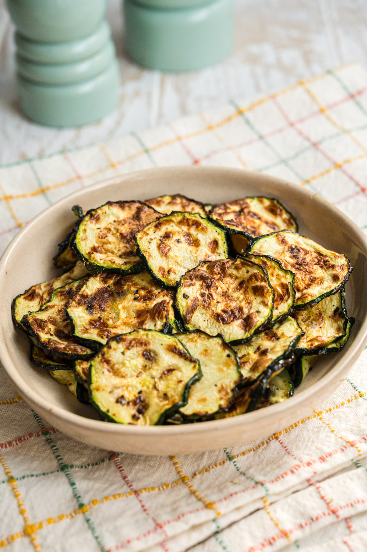 Gebackene Zucchini Chips in heller Schale