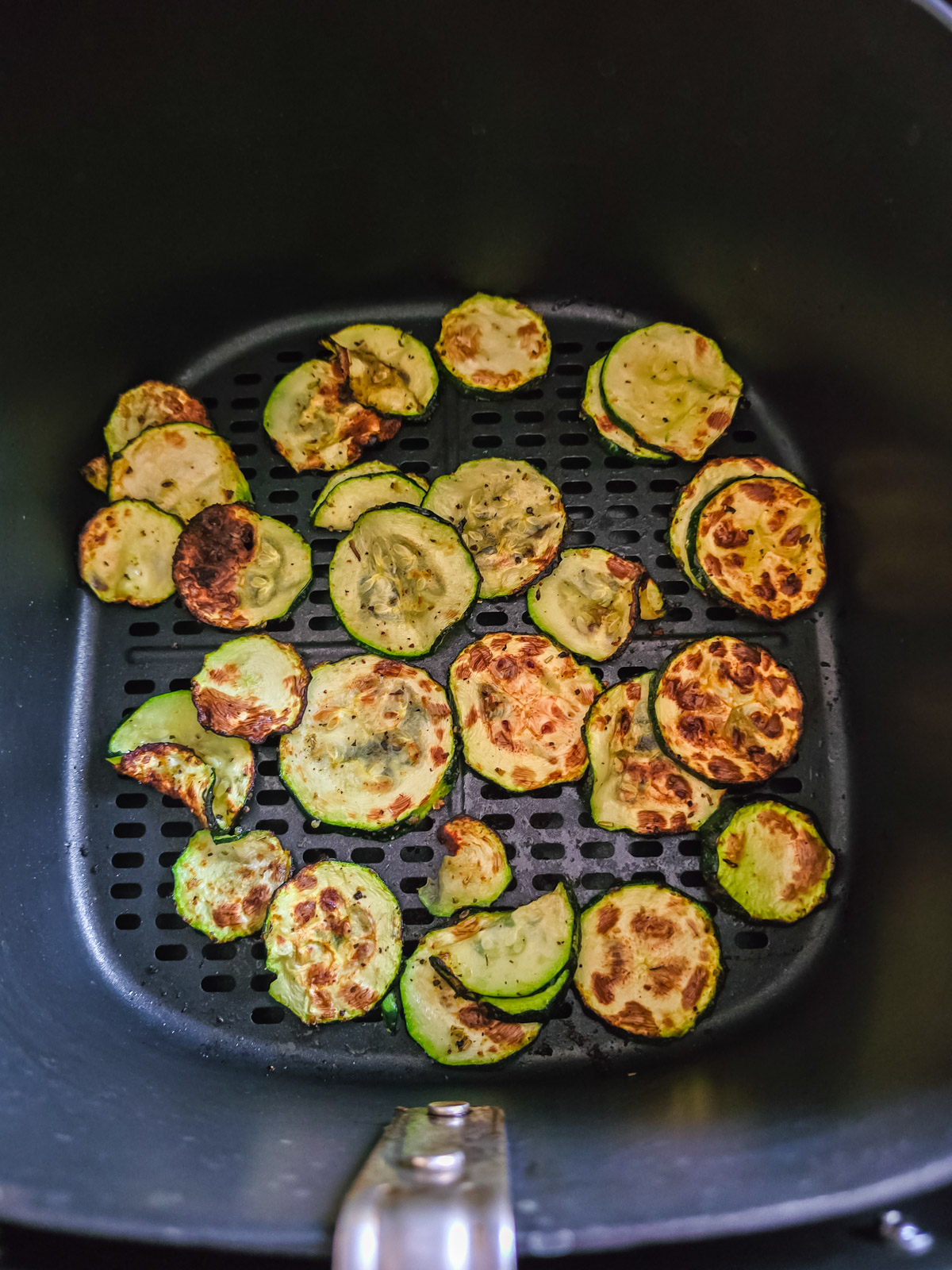 gebackene Zucchinischeiben im Korb des Airfryers