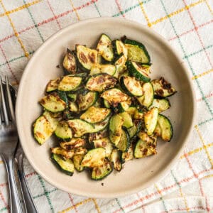 Gebackene Zucchini aus dem Airfryer in heller Schale von oben