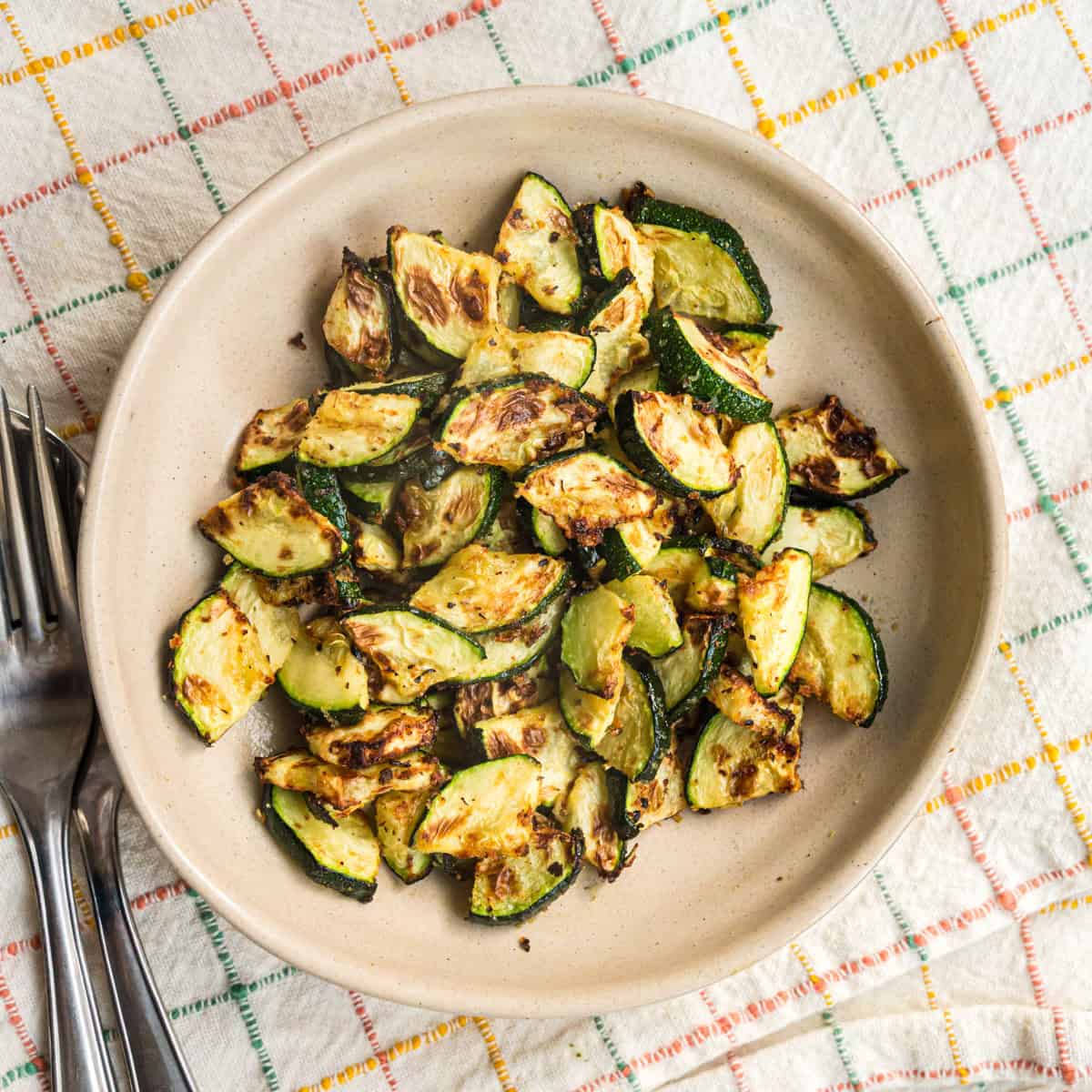 Gebackene Zucchini aus dem Airfryer in heller Schale von oben