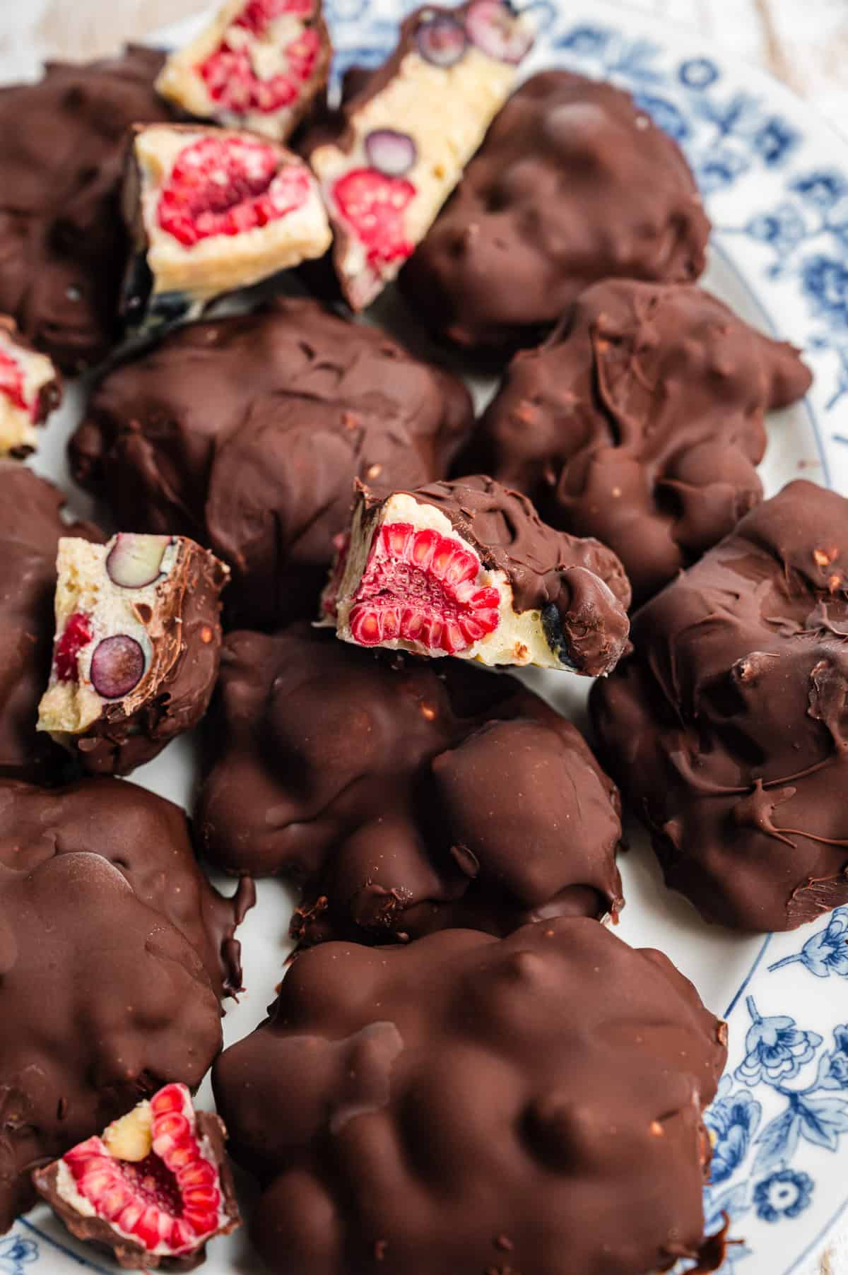 Frozen Yoghurt Bites, einige aufgeschnitten, auf Servierplatte mit blauem Blumenmuster