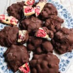 Frozen Yoghurt Bites, einige aufgeschnitten, auf Servierplatte mit blauem Blumenmuster
