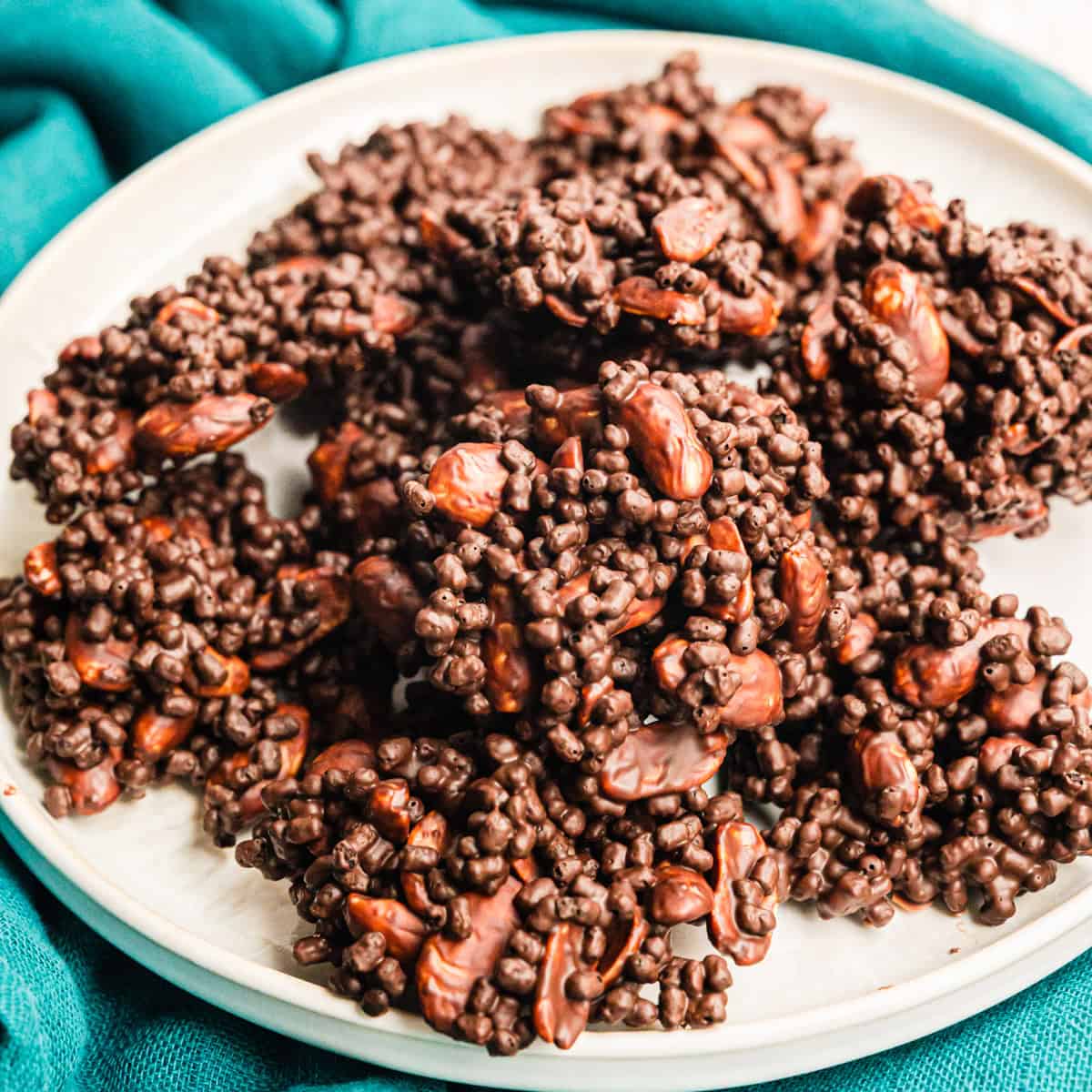Mandelsplitter mit Protein Crispies auf hellem Teller
