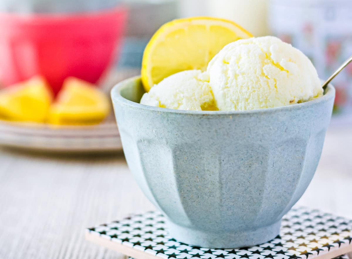 2 Kugeln Frozen Yogurt mit Zitrone in hellblauer Schale
