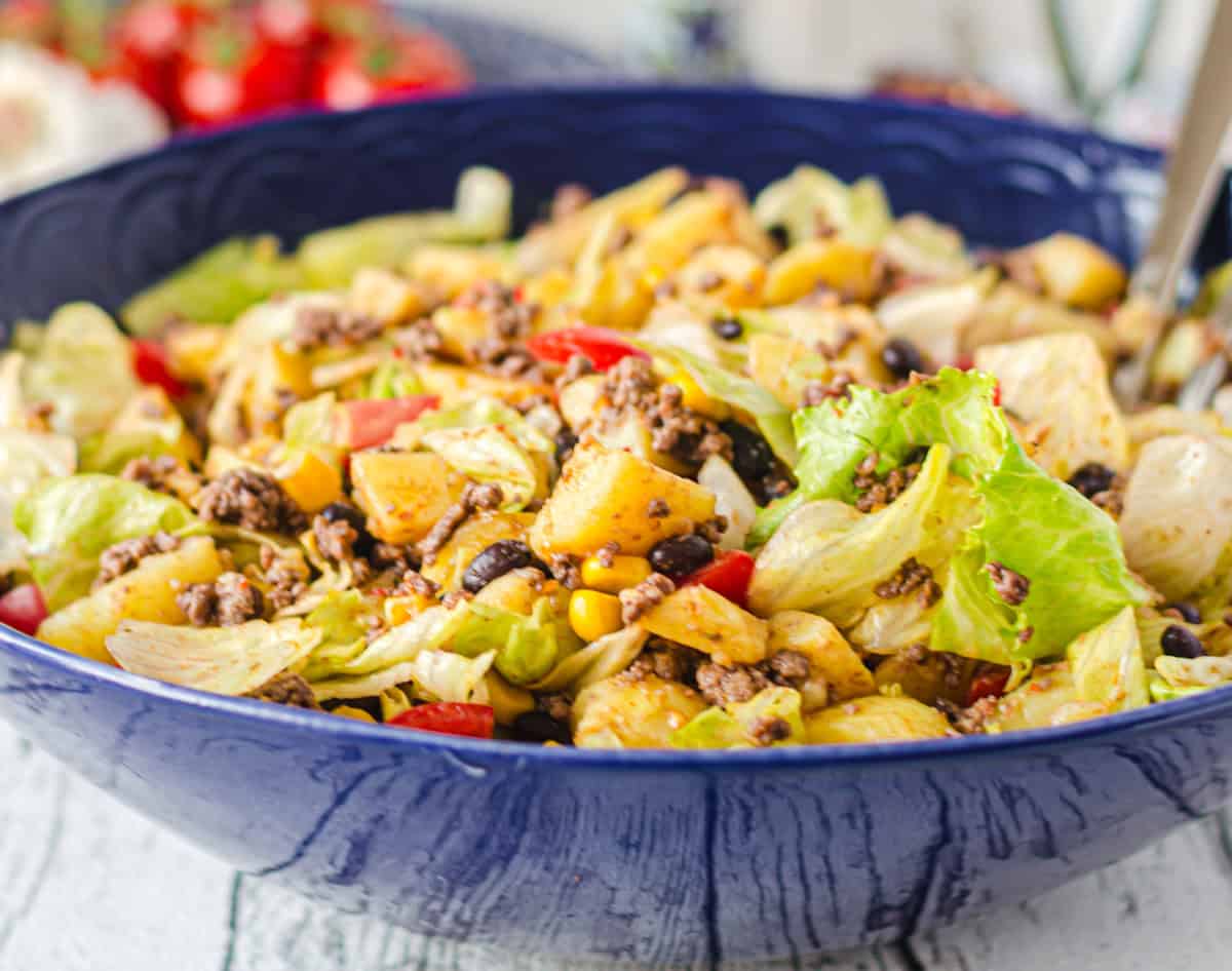 Mexikanischer Kartoffelsalat in blauer Schale