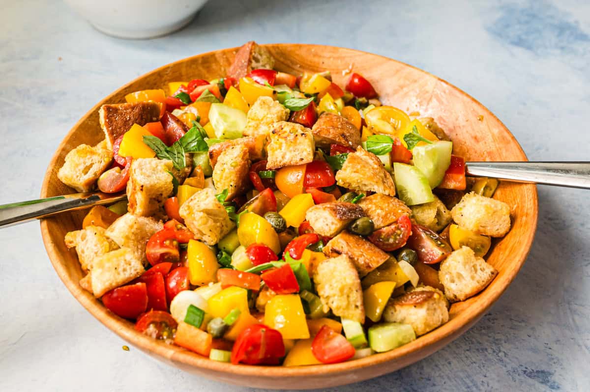 Panzanella in Holzschale mit Salatbesteck