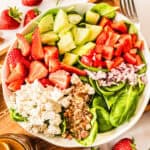 Alle Zutaten für den Spinatsalat nebeneinander in einer weißen Schale von oben