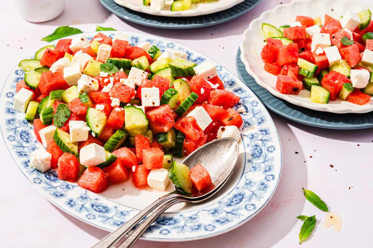 Wassermelonensalat auf einem ovalen Teller mit blauem Rand