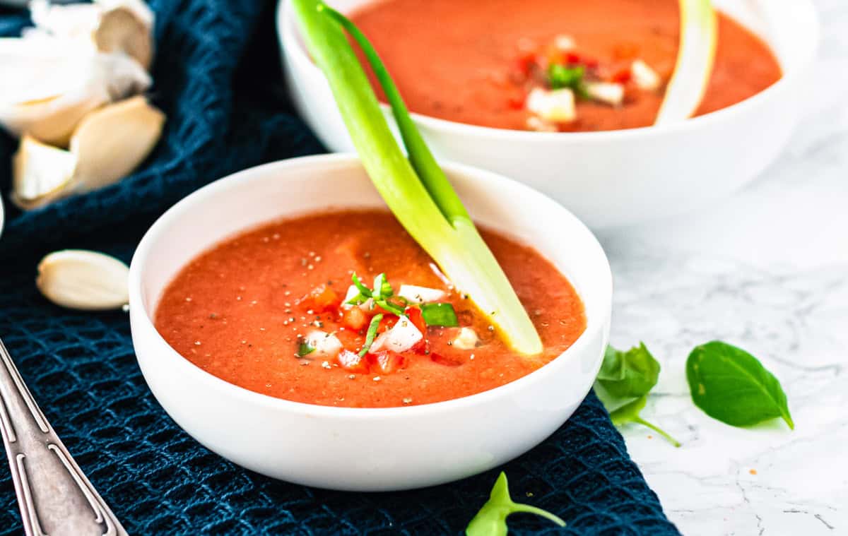 Gazpacho in weißer Schale, zweite Schale dahinter