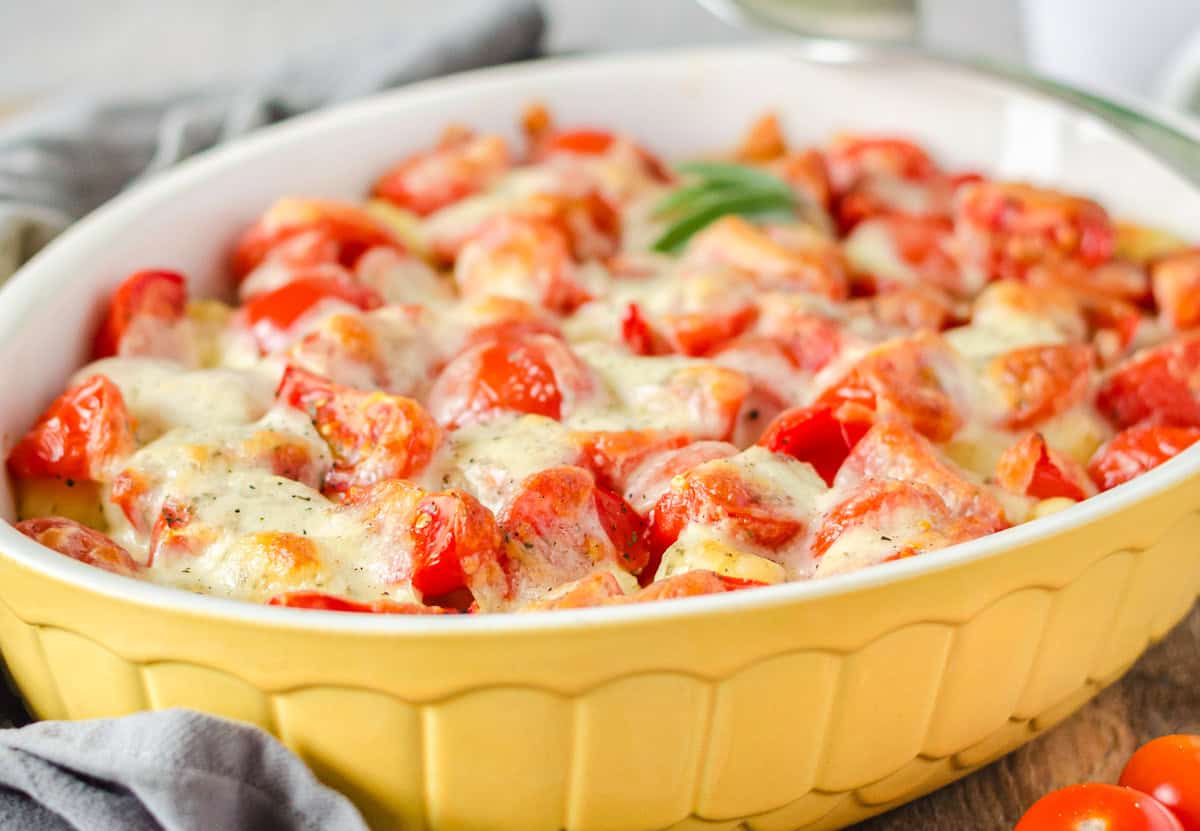 Gnocchi-Auflauf mit Tomaten in einer gelben Auflaufform