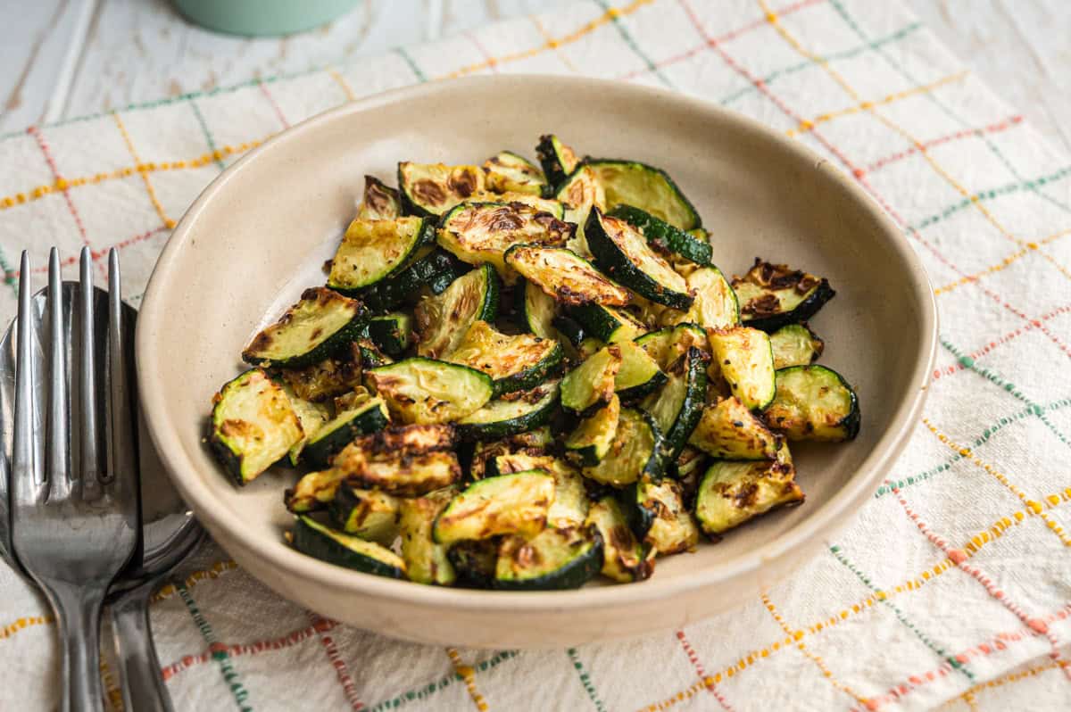 Gebackene Zucchini aus dem Airfryer in heller Schale