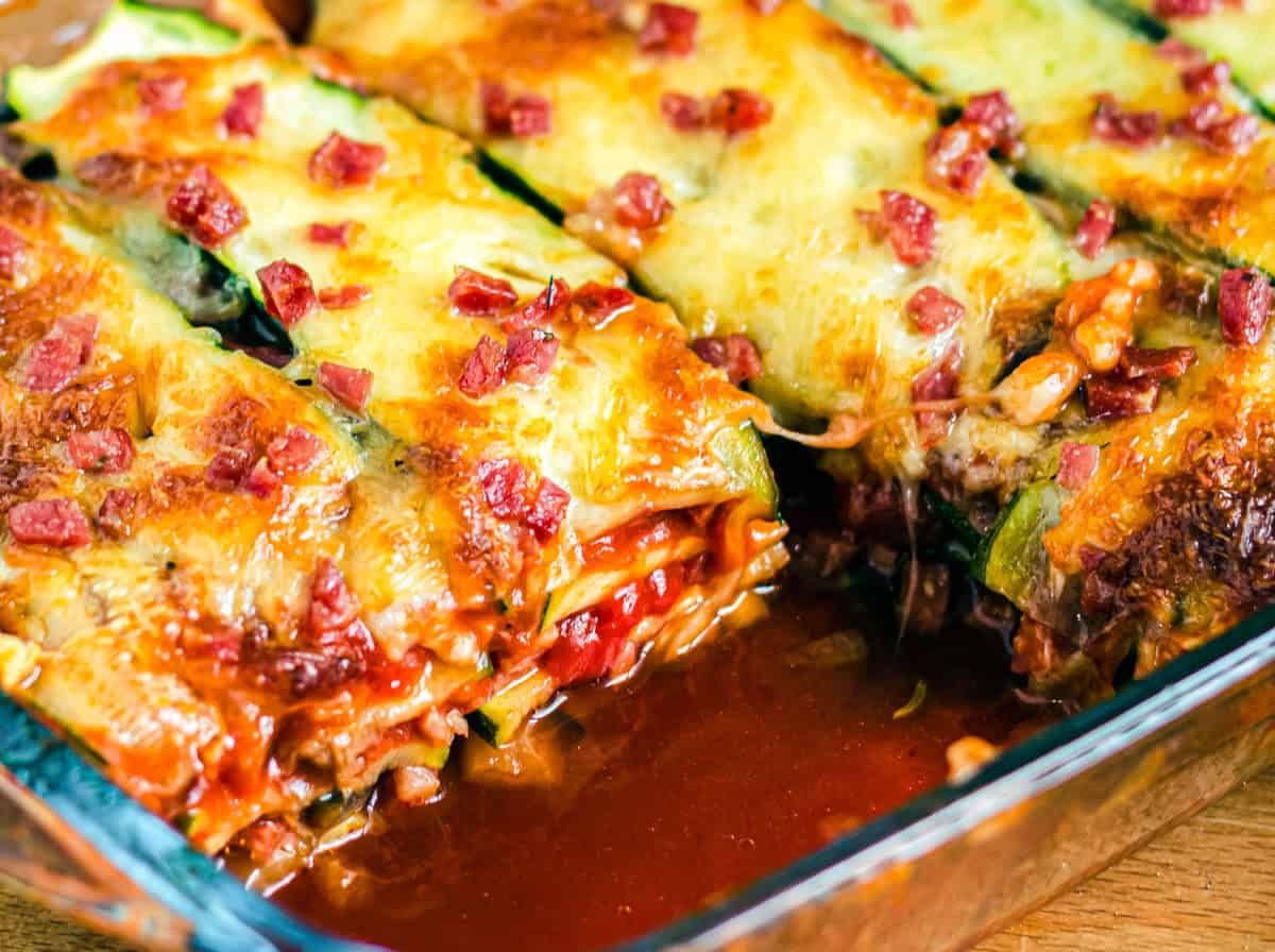 Zucchini Lasagne in Glasauflaufform, ein Stück fehlt